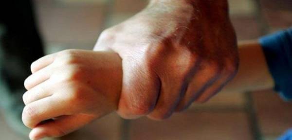 روسيون يعتدون على حدث في مأدبا والمركز الامني يماطل بالشكوى !!