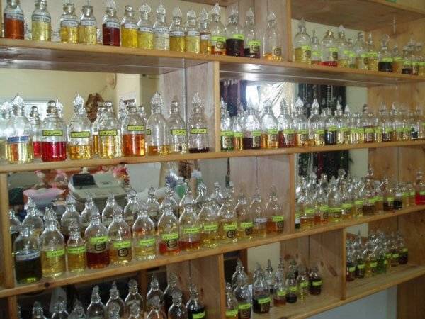 تاجر عطور يهرول للبنوك بحثاً عن تمويل طارئ