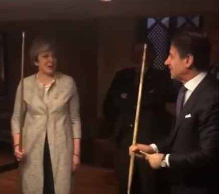 رئيس وزراء ايطاليا يتحدى رئيسة وزراء بريطانيا في  البلياردو