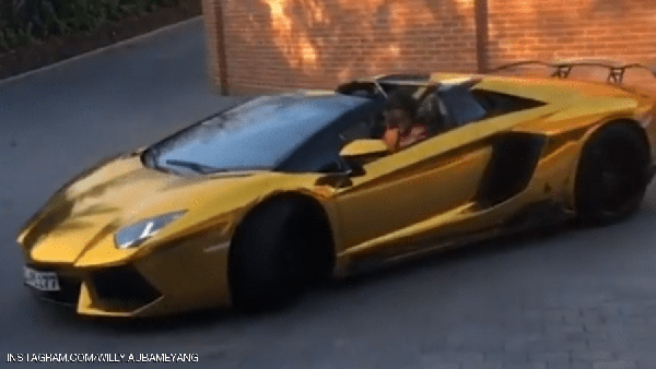 سيارة من ذهب.. استعراض البذخ من مهاجم المدفعجية