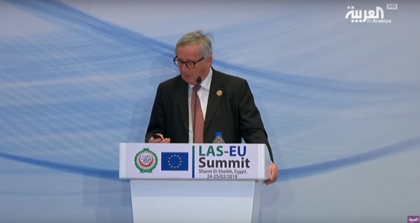 بالفيديو .. زوجة رئيس المفوضية الأوروبية تزعجه باتصالات متكررة خلال مؤتمر صحفي