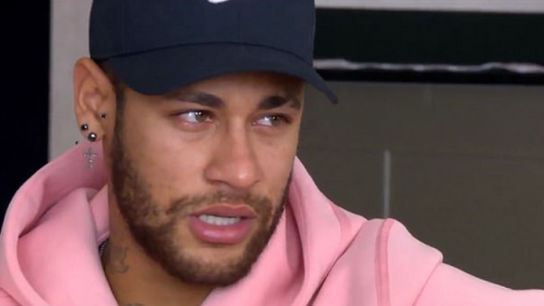 شاهد بالفيديو .. نيمار يحبس دموعه عند حديثه عن ميسي