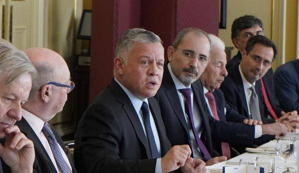 الملك يلتقي مسؤولين بريطانيين