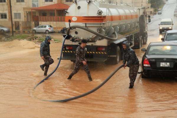 قوات الدرك تنقذ سيدة وابنتها في البنيات وتخلي منازل داهمتها الأمطار (صور)