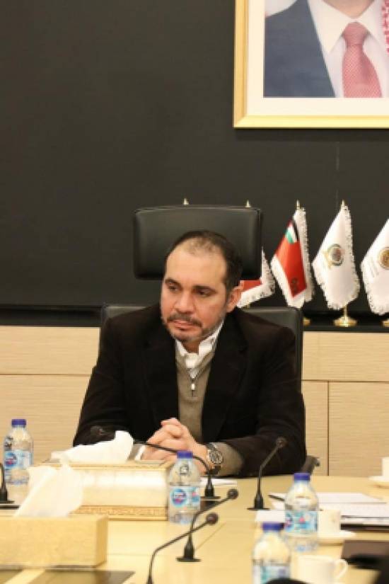 الأمير علي يتابع تداعيات الحالة الجوية في مركز الازمات (صور)