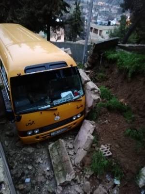 سقوط جدار على حافلة طلاب في جرش (صور)