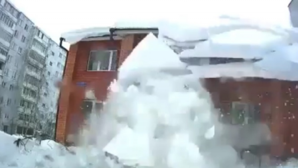 خرج ليدخن فكاد يدفن تحت الثلج