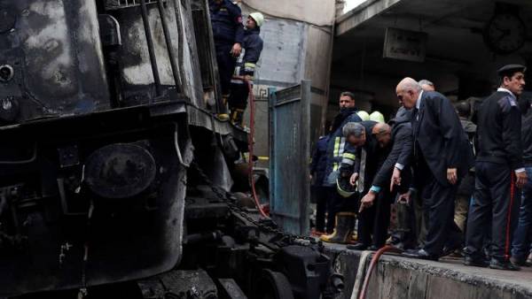 وسائل إعلام مصرية: 3 قاطرات وقطار تسببوا في الحادث الكارثي بمحطة مصر