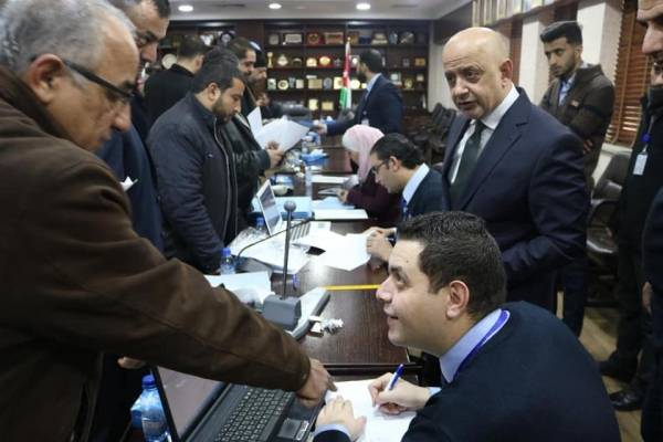 التجار يتوافدون لغرفة تجارة عمان – صور