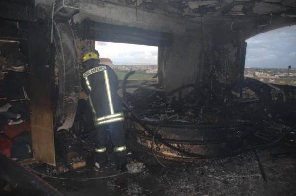 بالصور .. حريق يأتي على منزل في الرمثا