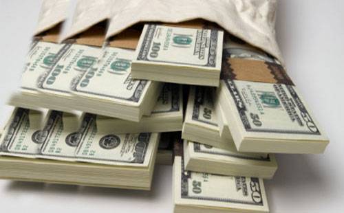 عامل نظافة عثر على ثروة بأغرب مكان.. فماذا فعل بها؟