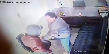 أمام مدير الامن.. مخمور وفارض اتاوات يتهجم على شركة ايزي رينتال لسرقة سيارة ويشتبك مع الموظفين.. فيديو