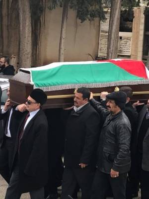 الالاف يشيعون الفنان نبيل المشيني