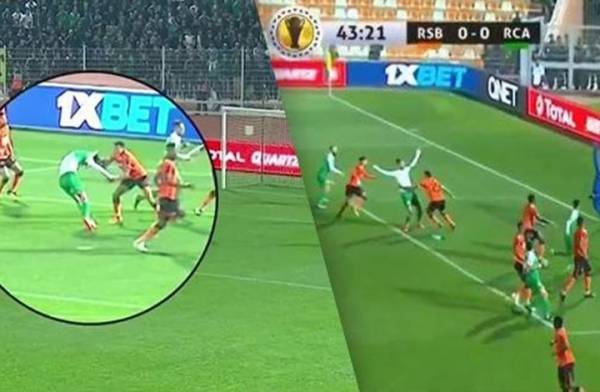 لقطة غريبة .. لاعب ينزع قميص منافسه أمام الحكم