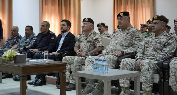 الملك يرافقه ولي العهد يطلع على أبرز إنجازات المرأة الأردنية في القوات المسلحة