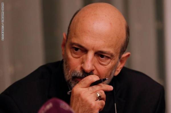 السنيد يكتب : الرزاز .. حكواتي خالي الولاية ومنظر تعلم الجباية ...