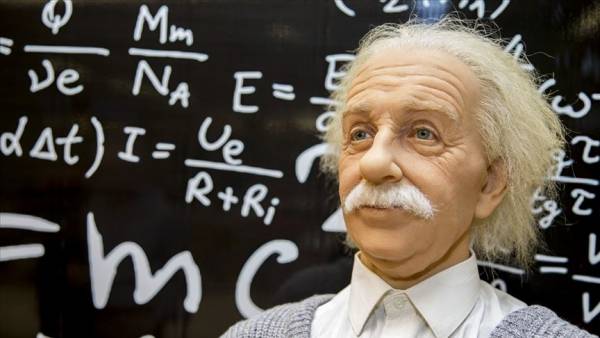 أينشتاين عن اللغة العبرية: أُفضّل الشعور بالحرج على تعلمها