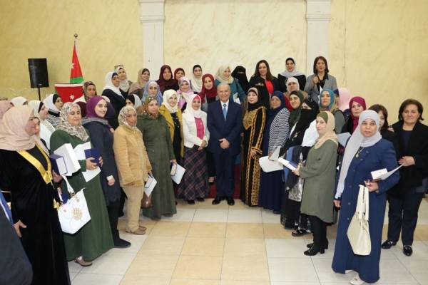 المعاني يكرم عدد من المعلمات والموظفات بمناسبة يوم المرأة العالمي