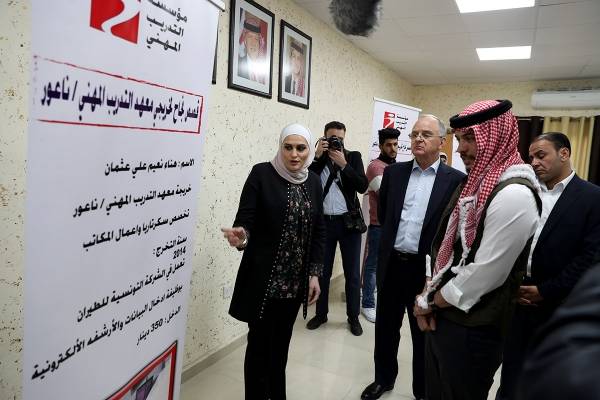 ولي العهد يطلع على قصص نجاح طلبة من خريجي معهد التدريب المهني بناعور