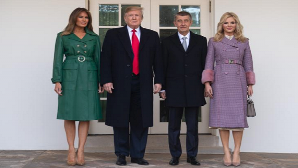 شاهد.. ترامب ينسى ميلانيا ويحرجها أمام مونيكا!