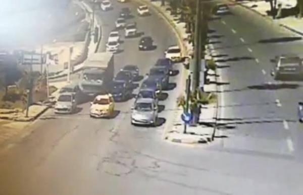 شاهد بالفيديو ....اصابتان بتصادم 5 مركبات في المهاجرين