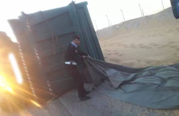 بالصور….اصابة شخص اثر حادث تدهور مركبة محملة بالحبوب بالزرقاء