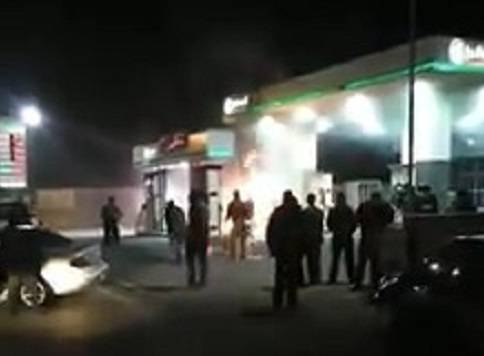 بالفيديو .. حريق مركبة داخل محطة محروقات في ابونصير