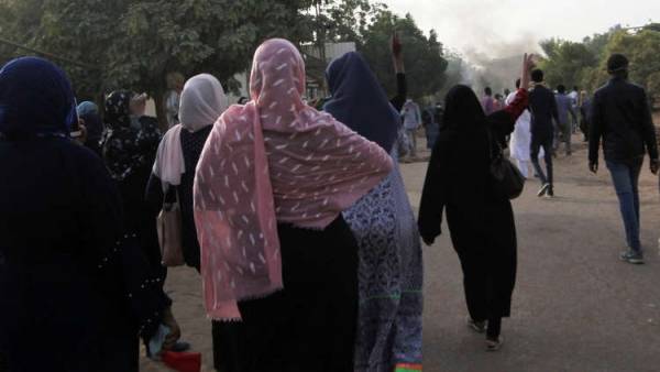 السجن والجلد لتسع متظاهرات سودانيات