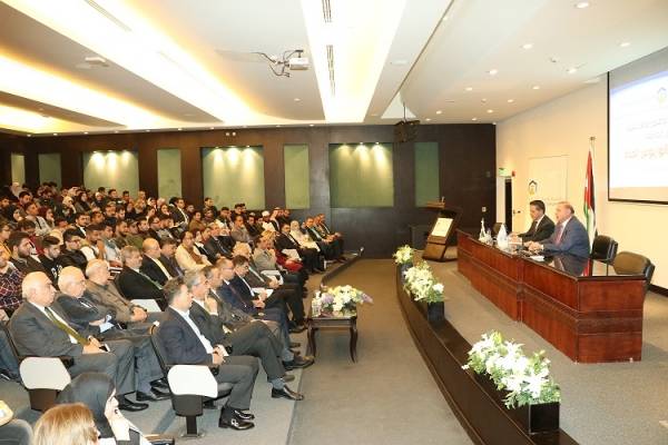 رئيس عمان العربية : يحذر الطلبة من أثر الشائعات التي تمس السلم المجتمعي