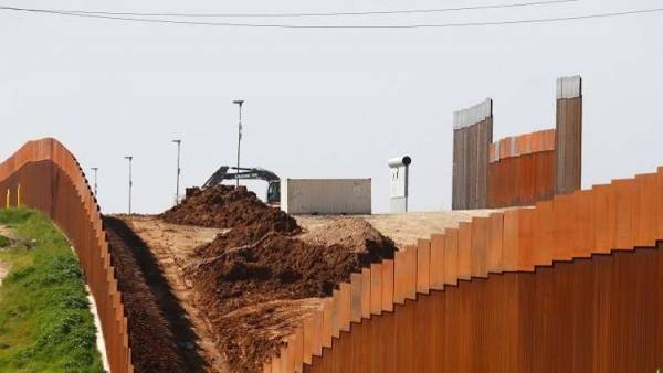 ترامب يطلب من الكونغرس تخصيص 8.6 مليار دولار لبناء الجدار مع المكسيك
