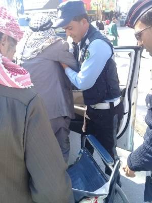 نشمي من شرطة السير يساعد رجل مُسن في الزرقاء ..بالصور