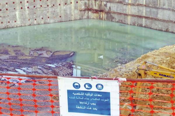 نبعة ماء تتفجر بمسار الباص السريع في صويلح