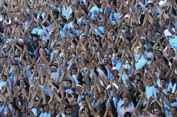 جمهور الفيصلي يغلق طريق المطار احتجاجا على العقوبات التأديبية (صور)