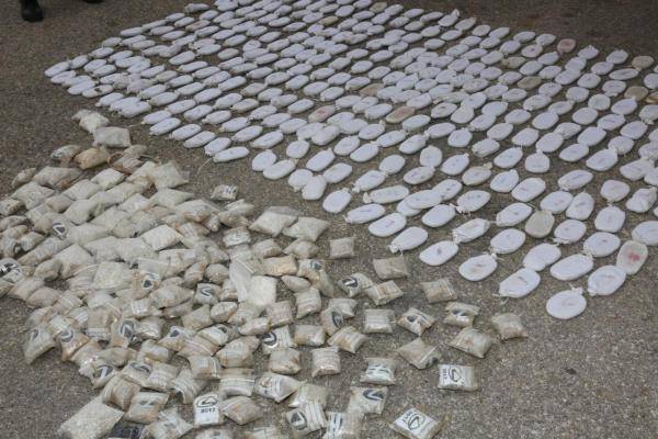 ضبط ٣٢٤ كفاً من الحشيش و١٨٧ ألف حبة مخدرة في البادية الشمالية