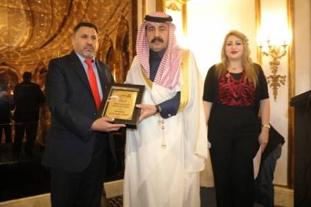 شاهد بالفيديو والصور ... مجموعة القلعة نيوز الاعلامية تكرم الشيخ فواز العبادي