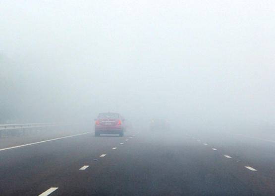 ضباب كثيف وتحذيرات من صعوبة الرؤيا هذه الليلة