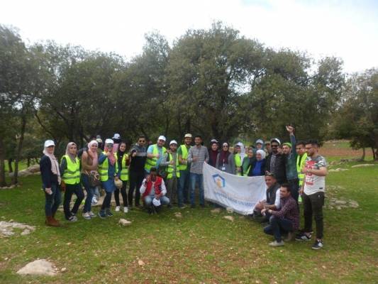 عمان العربية تشارك بيوم عمل تطوعي بلدنا مسؤوليتنا