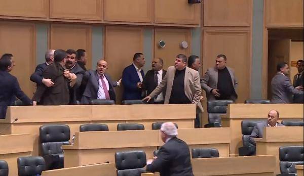 مشاجرة نيابية تحت القبة .. واستئناف الجلسة بعد رفعها