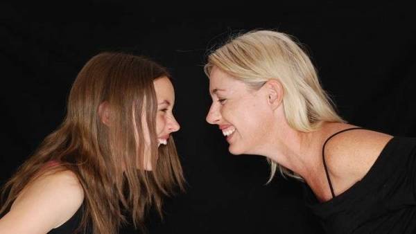 الباحثون يؤكدون.. طب الجرة على فمها تطلع البنت لأمها!