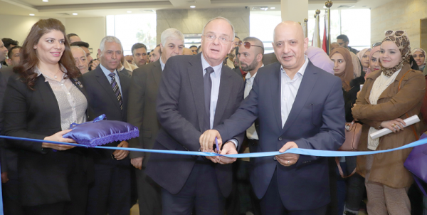 مراد يفتتح معرضا وظيفيا لغرفة تجارة عمان