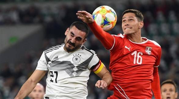 غوندوغان فخور بارتداء شارة قيادة المانشافت