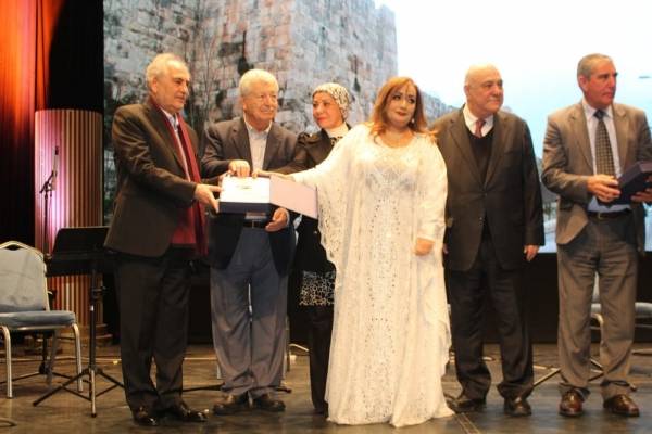 الامريكاني تقدم مجموعة من روائعها الغنائية في مهرجان لن ننسى.