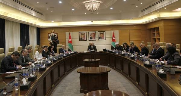 الرزاز يوجه بإخضاع جميع شركات التمويل إلى رقابة البنك المركزي