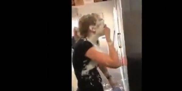 شاهد: موقف محرج لطاهية مبتدئة في أحد المطاعم الكبيرة