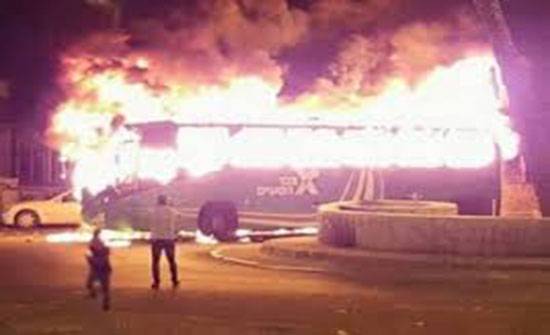 بالفيديو : اشتعال حافلة اسرائيلية قرب بلدة جيت شرق قلقيلية