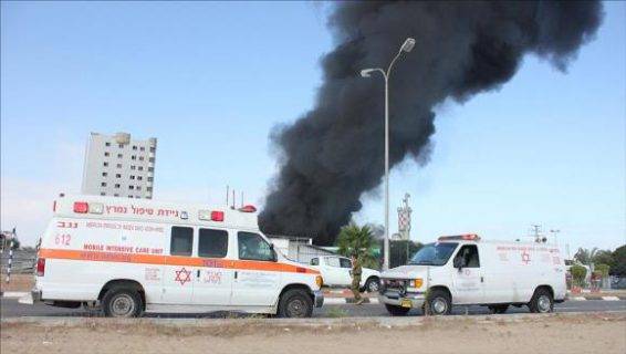 إصابة خمسة إسرائيليين بسقوط صاروخ على منزل شمال تل أبيب