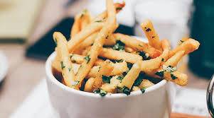 للمراهقين.. مخاطر حقيقية لمشاهدة التلفاز وتناول السناك معا