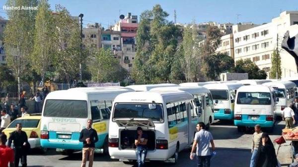 سير الزرقاء تضبط باصين عموميين يستخدمان طبعات مخالفة