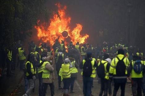 200 مليون يورو خسائر يوم واحد لاحتجاجات السترات الصفراء بفرنسا