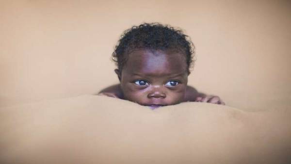 تبرير لا يصدق لسيدة بيضاء انجبت طفلا داكن البشرة!